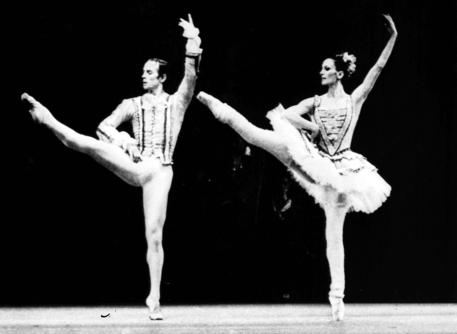 GIOVEDI' - Addio a Carla Fracci. La regina della danza si è spenta a Milano a 84 anni. Qui con Rudolp Nureyev nel Don Chisciotte nel 1980 alla Scala (ANSA) (ANSA)