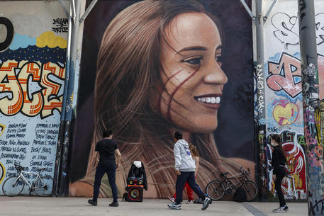 Un murales dello street artist Jorit dedicato a Luana D'Orazio © ANSA