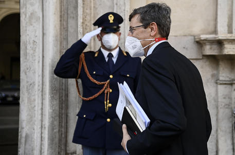 Il ministro Vittorio Colao entra al Cdm © ANSA