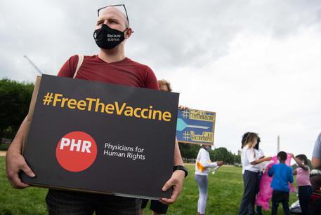 Dimostrazioni negli Usa per la deroga dei brevetti sui vaccini (Photo by SAUL LOEB / AFP) © AFP