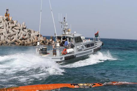 La Marina libica spara a tre pescherecci italiani © EPA