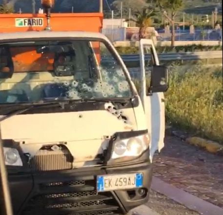 Autista mezzo rifiuti ferito in agguato nel Foggiano - Puglia - ANSA.it