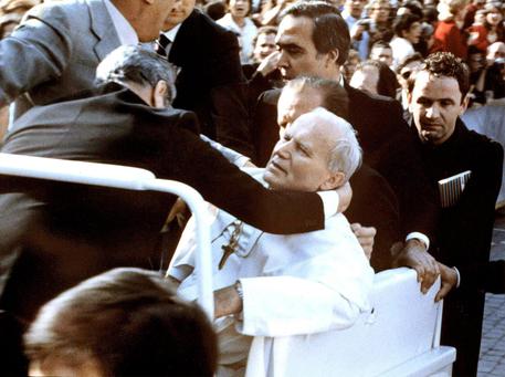 Un'immagine d'archivio mostra papa Giovanni Paolo II, subito dopo l'attentato, il 13 maggio 1981 © ANSA 