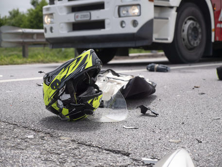 Incidenti stradali: scontro con auto, morti 2 motocilisti © ANSA