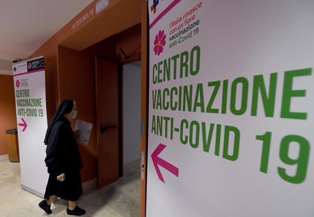 Un hub vaccinale nel Lazio © ANSA