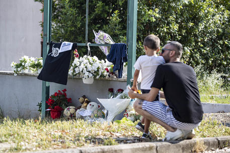 Mazzi di fiori sul luogo dove sono stati uccisi i due bambini e un pensionato © ANSA