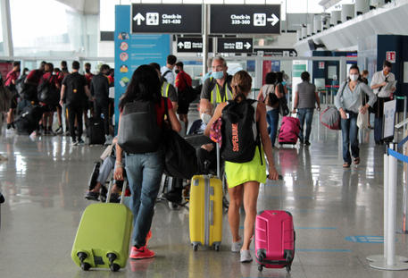 Partenze ed arrivi di turisti all'aeroporto di Fiumicino © ANSA