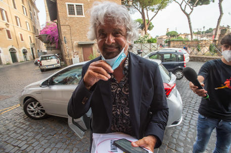 Beppe Grillo al termine dell'incontro con i parlamentari © ANSA