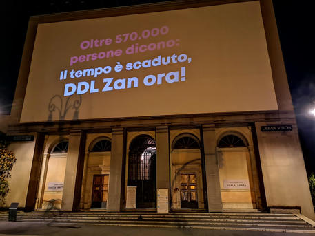 La scritta a favore del ddl Zan durante il Gay Pride a Roma (Foto Ansa) © ANSA