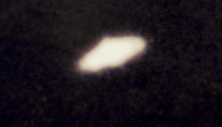 Nell'immagine d'archivio (datata 2005) un UFO avvistato in Amazzonia, mostrato a Cosenza nel corso di un convegno di ufologia all'Universita' della Calabria. ARENA ANSA-JI © ANSA