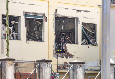L'esplosione nel Commissariato di Castellammare di Stabia (Napoli) © ANSA