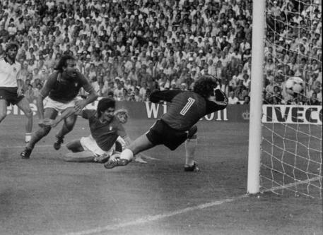 Paolo Rossi segna il gol del vantaggio contro la Germania nella finale mondiale del 1982 © ANSA