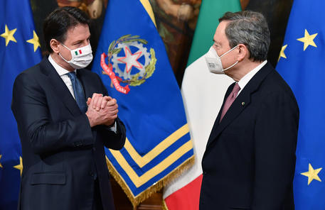 Giuseppe Conte e Mario Draghi durante la cerimonia delle consegne a Palazzo Chigi nel febbraio scorso © ANSA