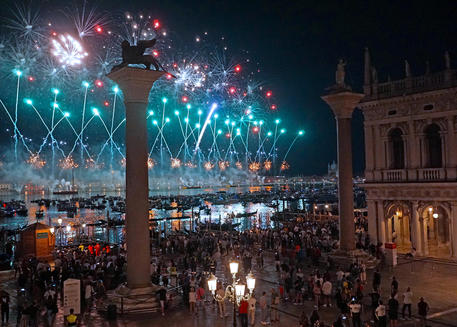 Venezia si riappropria festa Redentore, 25mila per i fuochi © ANSA
