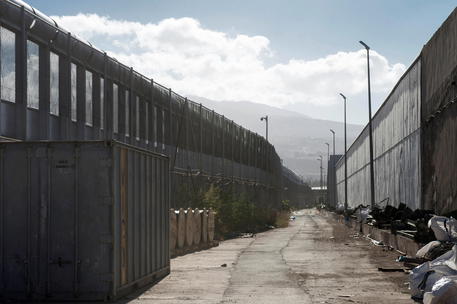 La barriera di Melilla al confine con la Spagna © EPA