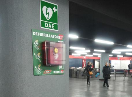 Defibrillatore nella metro di Milano © ANSA