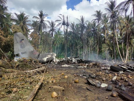 Filippine: si schianta aereo militare © EPA