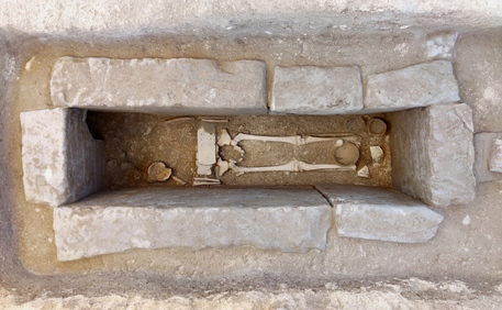 Necropoli di Pontecagnano, la tomba 10.000 (IV sec a. C). Lo scavo è coordinato dalla Soprintendenza di Salerno e Avellino. In accordo con la Direzione Regionale Musei Campania, la direttrice del Museo, Gina Tomey è responsabile anche degli scavi. © ANSA