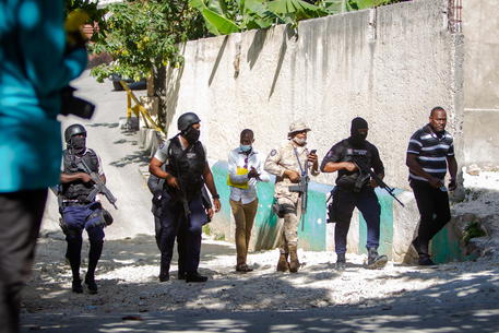 Agenti di polizia nei pressi dell'abitazione del presidente ucciso © EPA