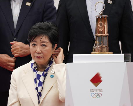 Yuriko Koike, la governatrice di Tokyo alla quale è stata consegnata la fiamma olimpica a Tokyo © EPA
