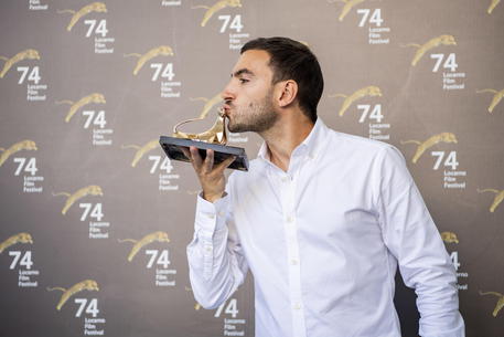 Il regista Francesco Montagner in posa con il Pardo d'oro © EPA
