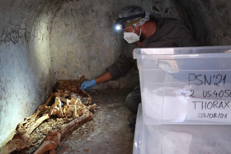 Pompei archeologi al lavoro per la rimozione dei resti umani nella tomba di Porta Sarno © ANSA