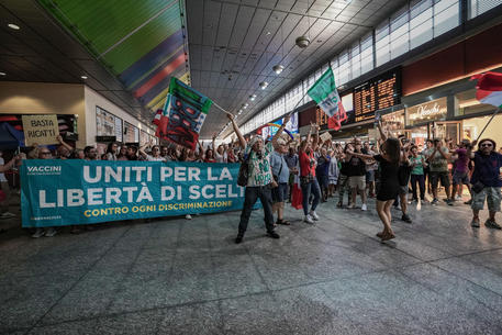 Un corteo contro il Green pass a Torino (archivio) © ANSA