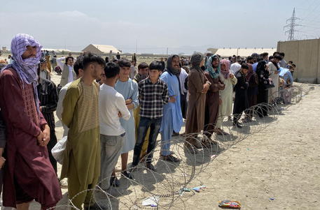 Venti morti nel caos dello scalo di Kabul © EPA