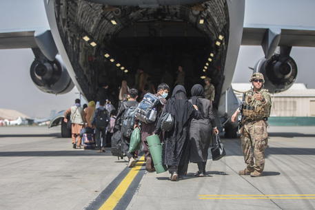 Evacuation at Hamid Karzai International Airport © EPA