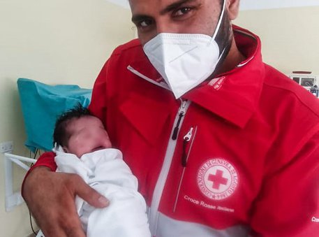 Afghanistan: profuga partorisce bimba a Sulmona (foto Croce Rossa) © Ansa