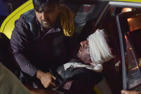 Un ferito trasportato in ospedale © AFP