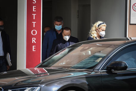 Silvio Berlusconi lascia l'ospedale San Raffaele © ANSA