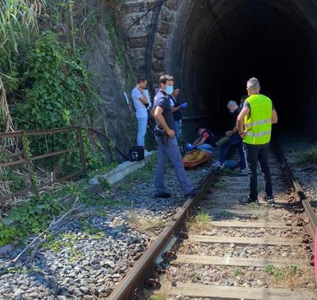Il recupero del migrante morto folgorato sul treno a Ventimiglia © ANSA