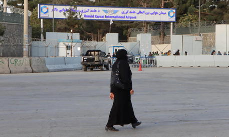 Una donna all'aeroporto di Kabul © ANSA 