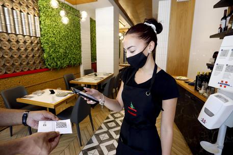I controlli all'ingresso di un ristorante per il primo giorno di Green Pass obbligatorio per i clienti a Milano © ANSA