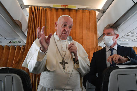 Papa Francesco sul volo che lo ha riportato in Italia © ANSA