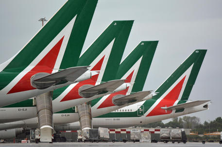 Alcuni aerei della compagnia Alitalia i © ANSA