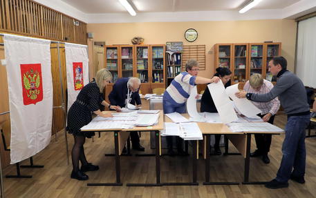 Lo scrutinio delle schede elettorali a Mosca © EPA