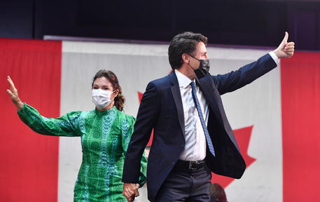 Trudeau con la moglie dopo la vittoria © EPA