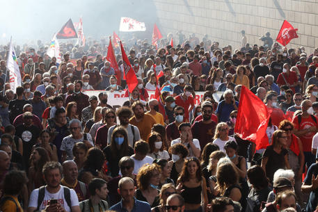 Il corteo di 15mila persone che sabato 18 settembre ha sfilato a Firenze coi lavoratori della Gkn © ANSA