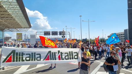 Una manifestazione di lavoratori Alitalia © ANSA