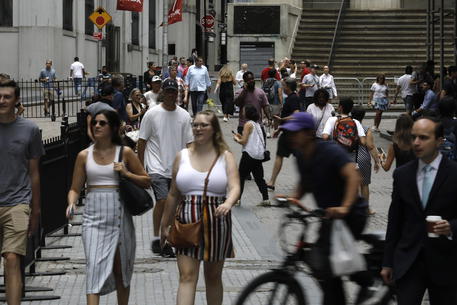 Persone che camminano a New York © EPA