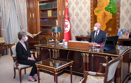 Una foto tratta dal profilo Twitter della Presidenza Tunisina mostra Il presidente tunisino Kaïs Saïed che da' l'incarico a Néjla Bouden di formare il governo © ANSA