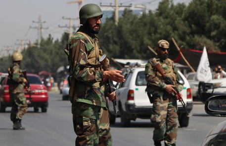 Forze talebane con le uniformi dell'esercito afghano © EPA