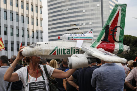 Lavoratori Alitalia protestano sotto la sede di ITA l'8 settembre © ANSA