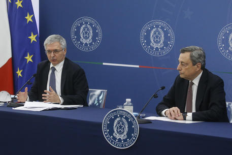 Il presidente del Consiglio, Mario Draghi (D), il ministro dell'economia, Daniele Franco. Archivio © ANSA 