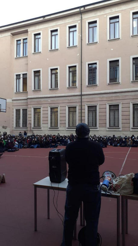 Scuola: studenti occupano Liceo Manzoni a Milano © ANSA