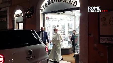 Il Papa a sorpresa in un negozio di dischi al centro di Roma © ANSA