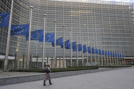 La sede del Parlamento europeo con le bandiere a mezz'asta per la morte di Davide Sassoli © EPA