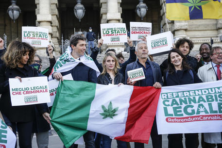 La consegna in Cassazione delle firme per il referendum per la Cannabis Legale, lo scorso 28 ottobre © ANSA